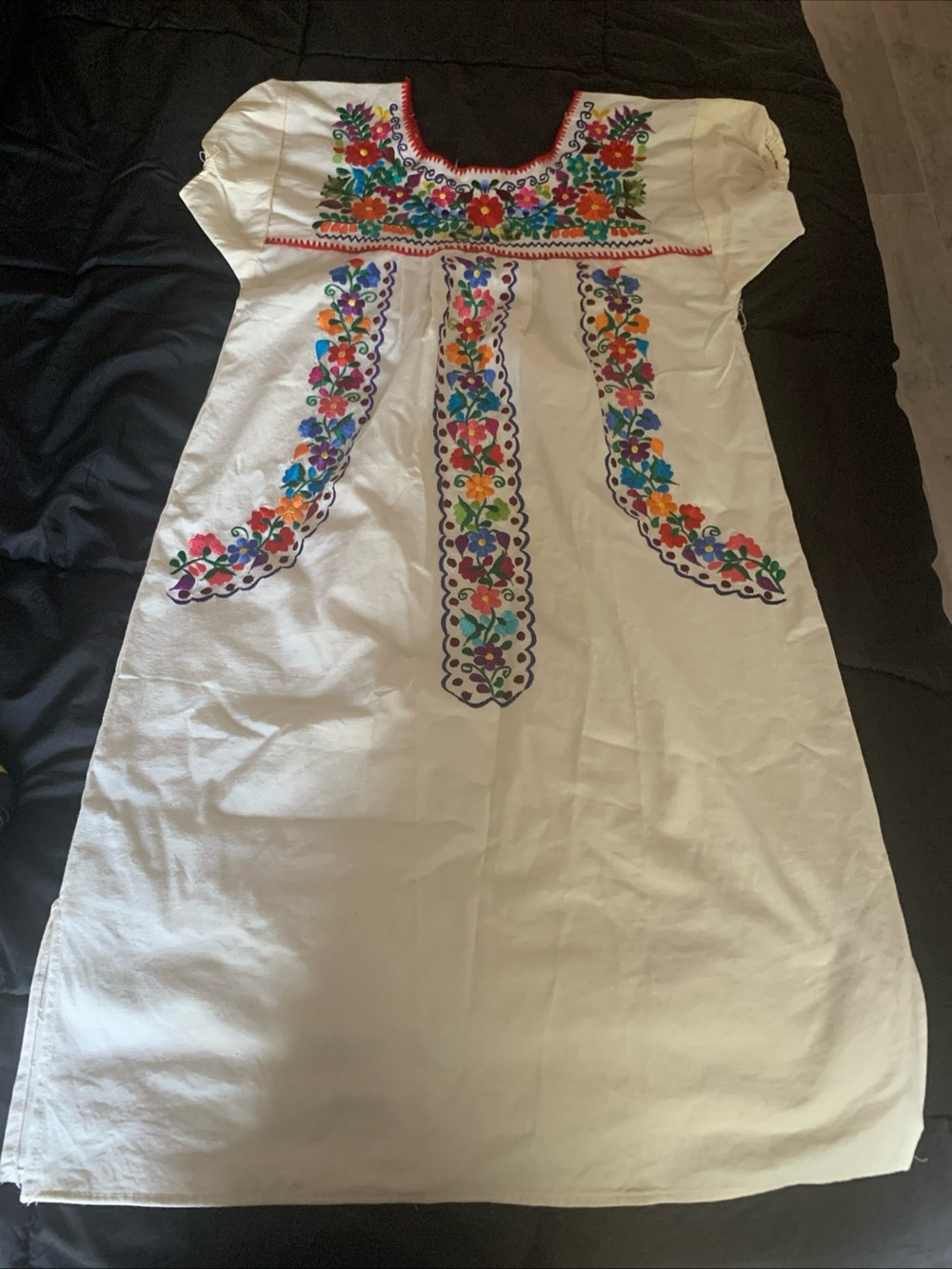 White Vintage Embroidered Floral Mexican Cotton Dress SZ Small (loose fitting)